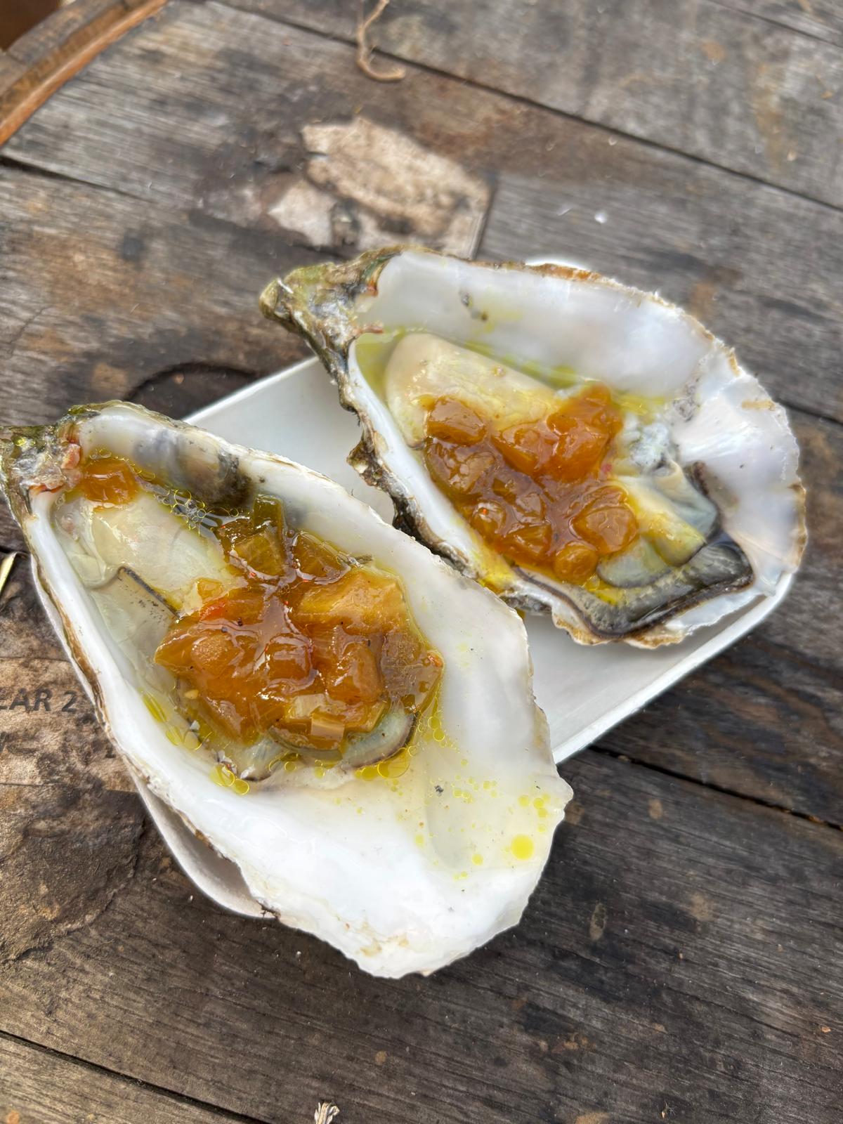 Twee oesters met een bijzondere zoetzure topping