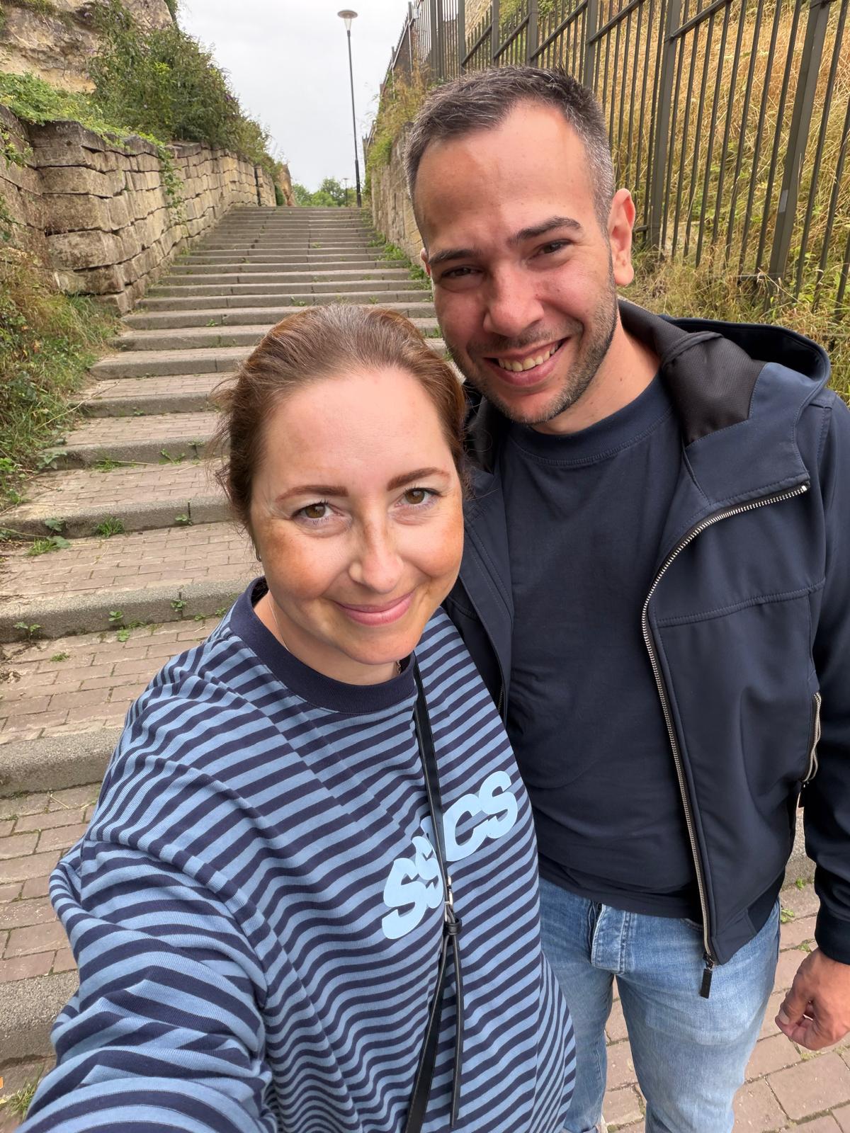 Sven en Eva samen op de trap in Valkenburg tijdens hun babymoon
