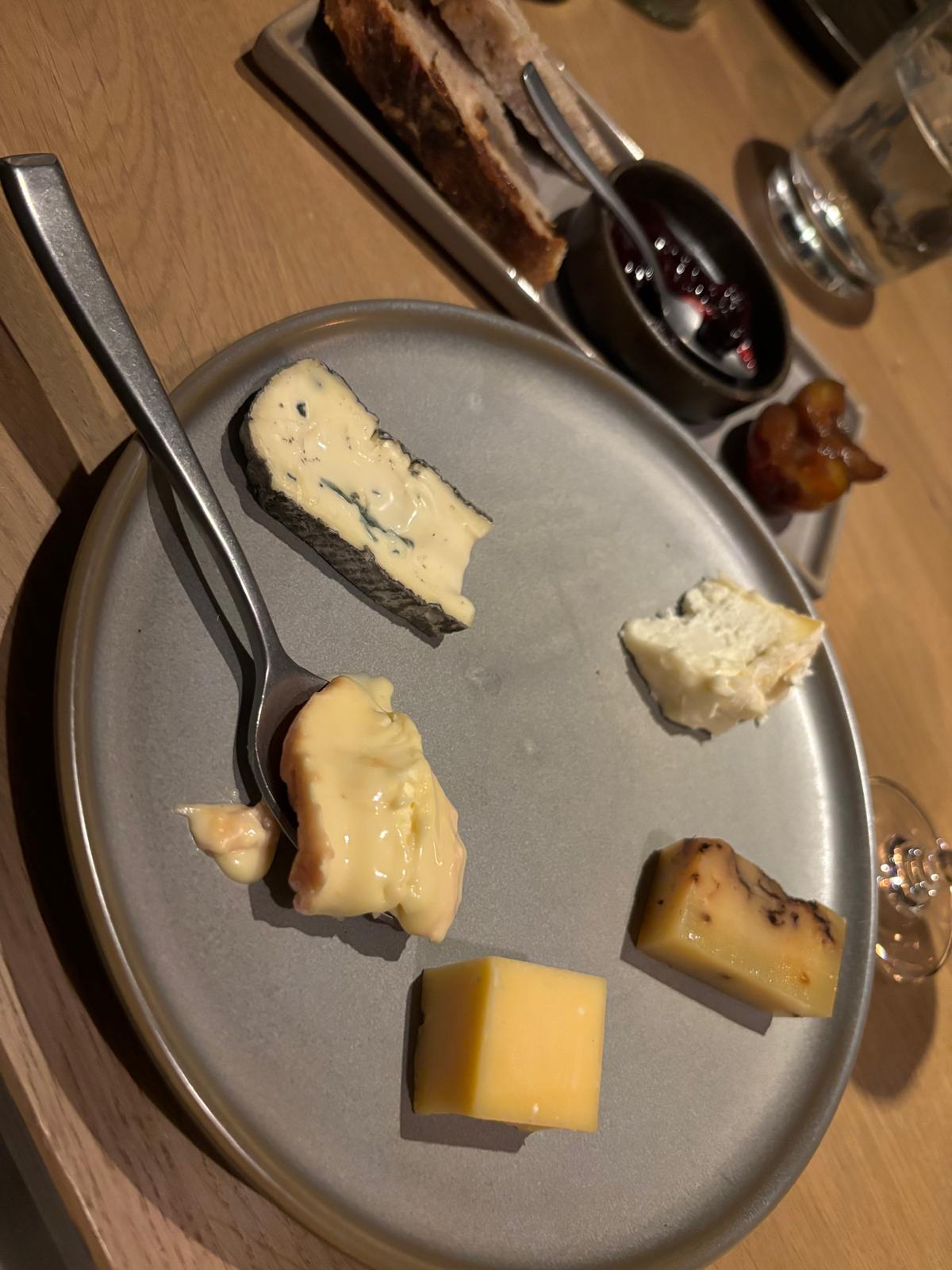 Kaasselectie met blauwe kaas, harde kaas en kaas met truffel, geserveerd met brood, chutney en compote
