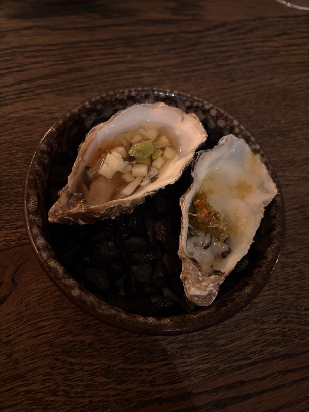 Oesters met verschillende garnituren