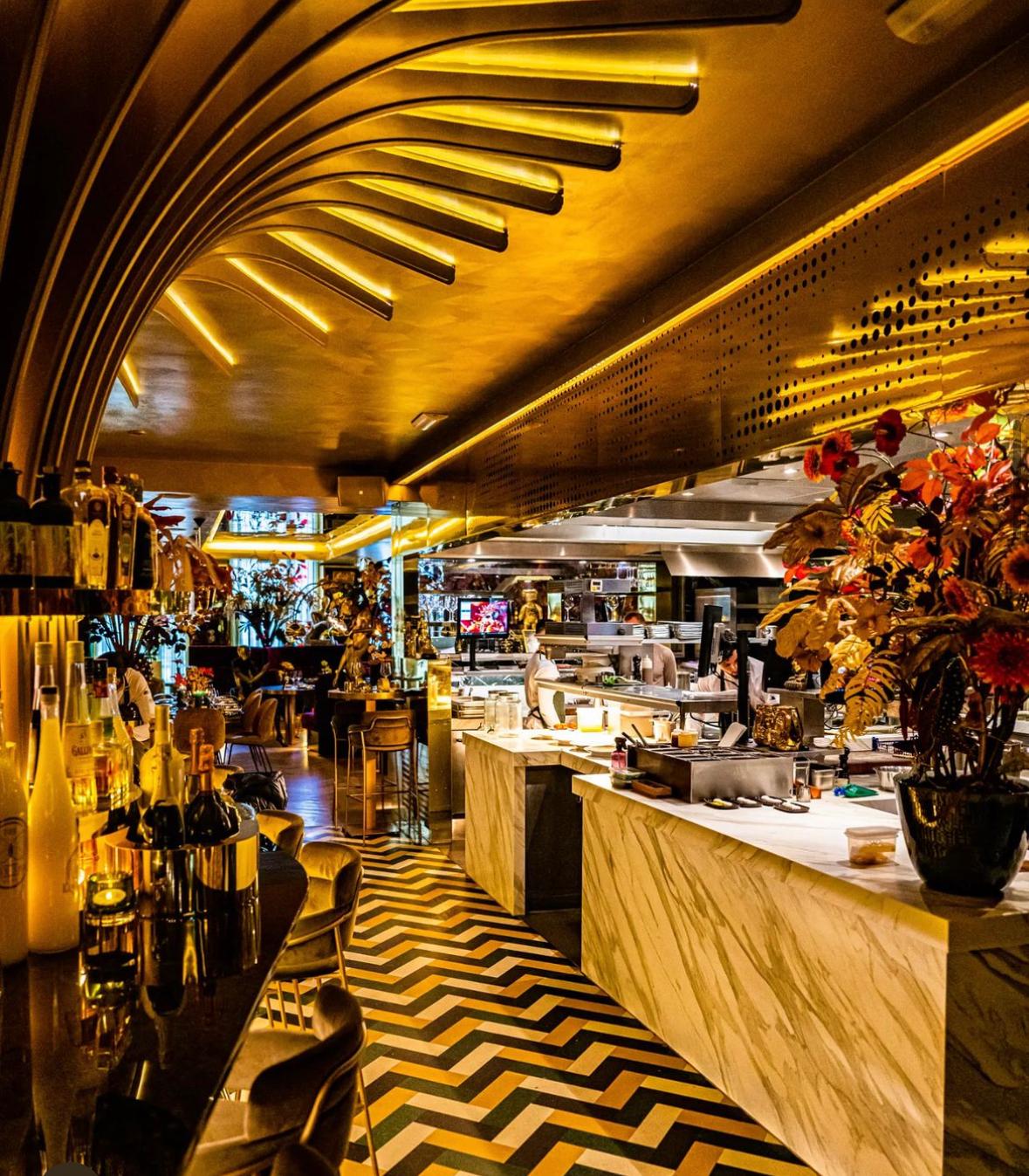 Het goudkleurige interieur van Restaurant GOUD in Rotterdam met open keuken