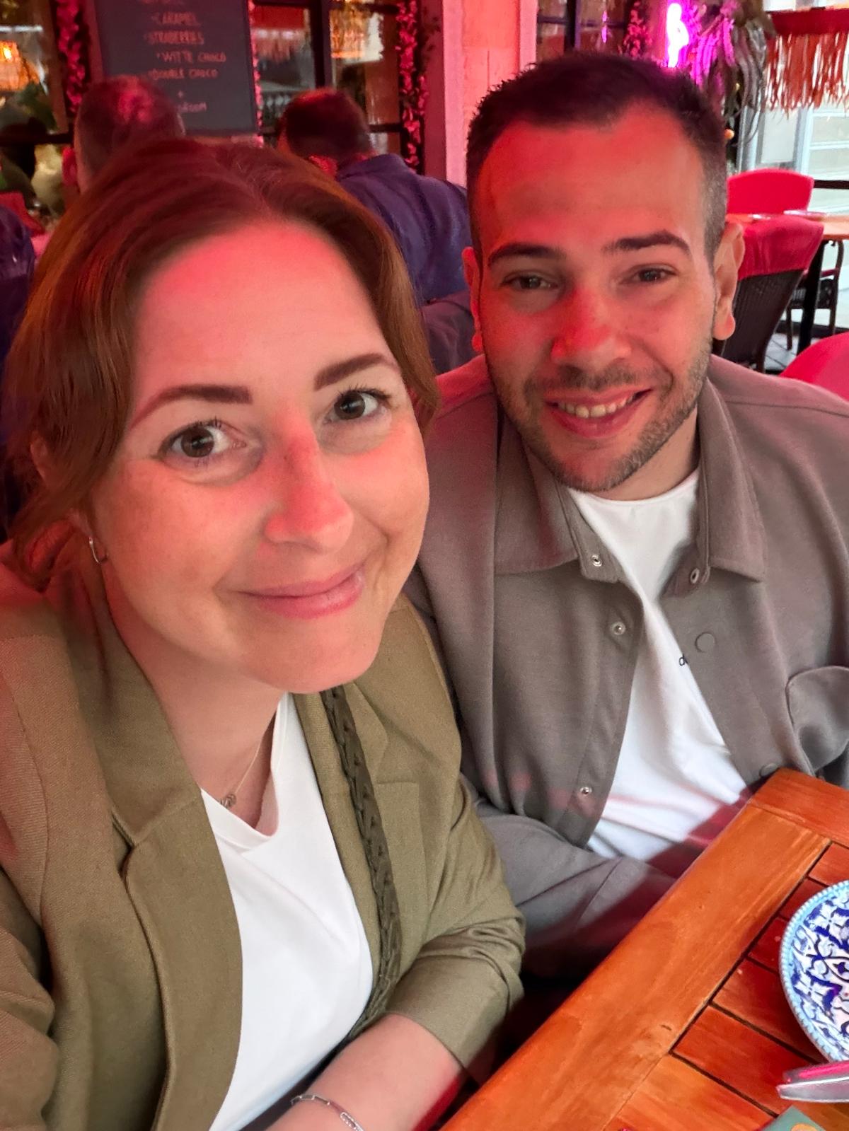 Sven en Eva samen aan tafel bij Buenos in Valkenburg