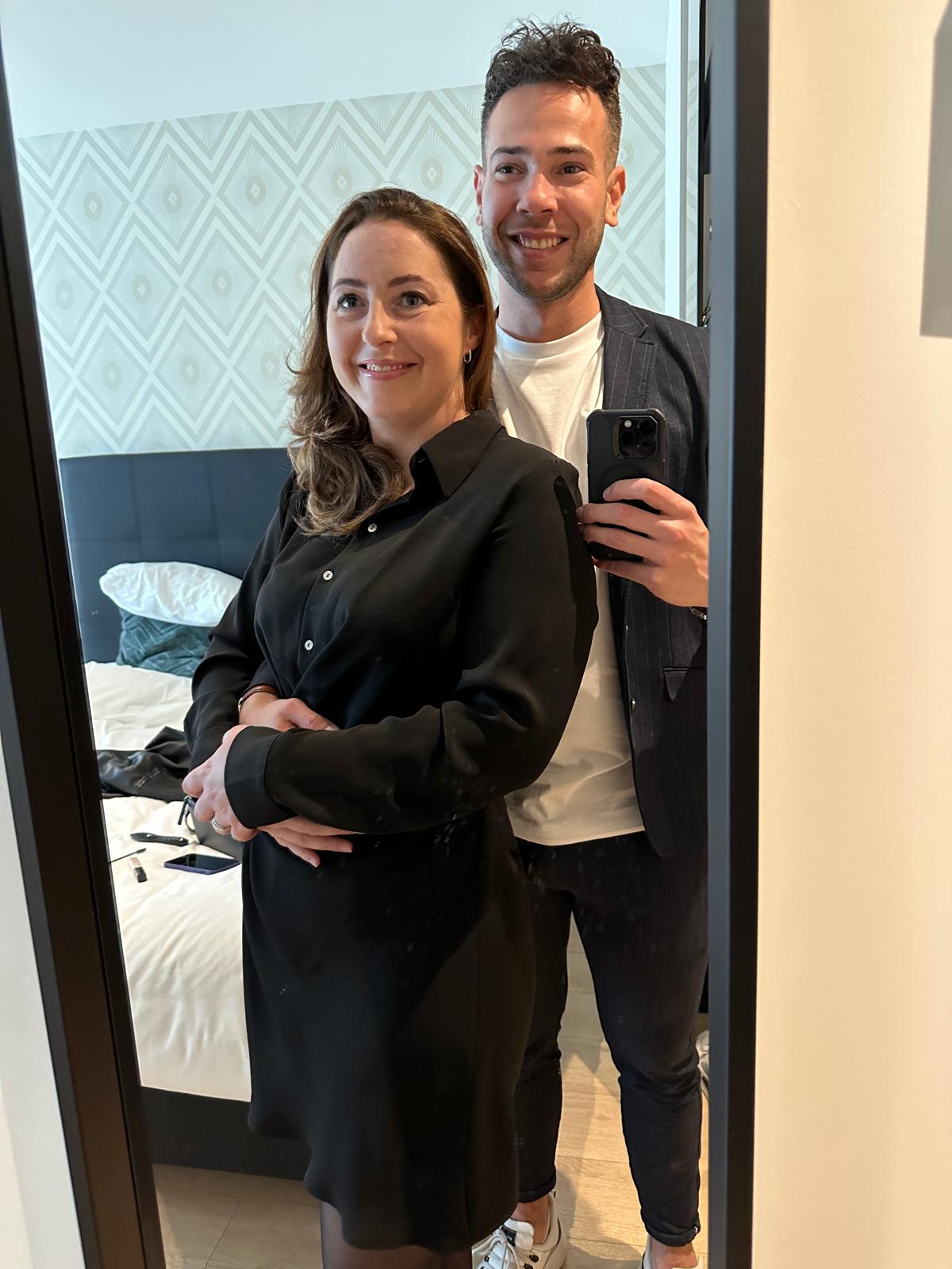 Sven en Eva samen in de spiegel, klaar voor de avond bij Restaurant GOUD