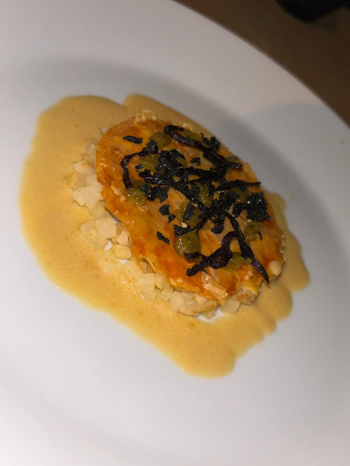 Gebakken vis met truffel, kappertjes en een romige saus