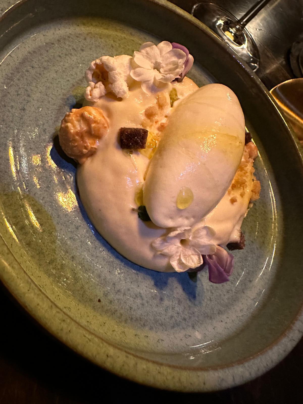 Dessert met romige mousse, schuim en eetbare bloemen
