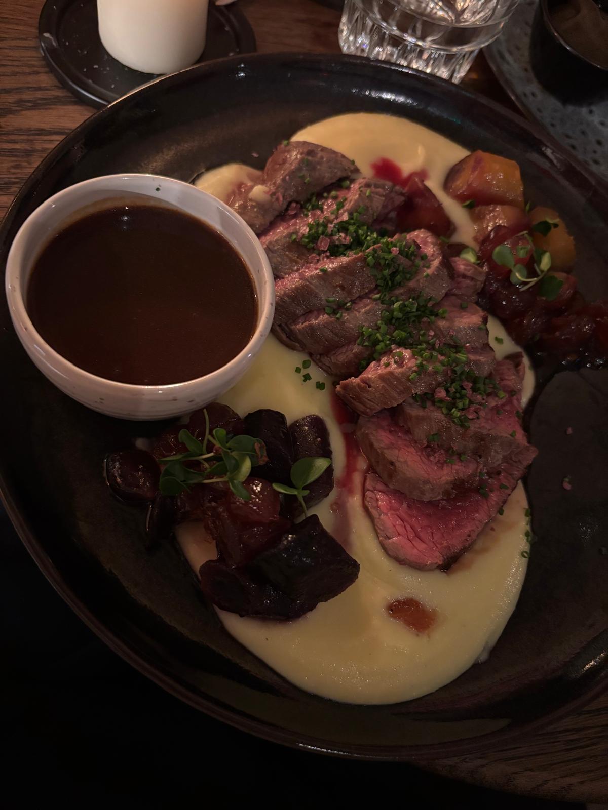 Rundvlees met puree, saus en groenten