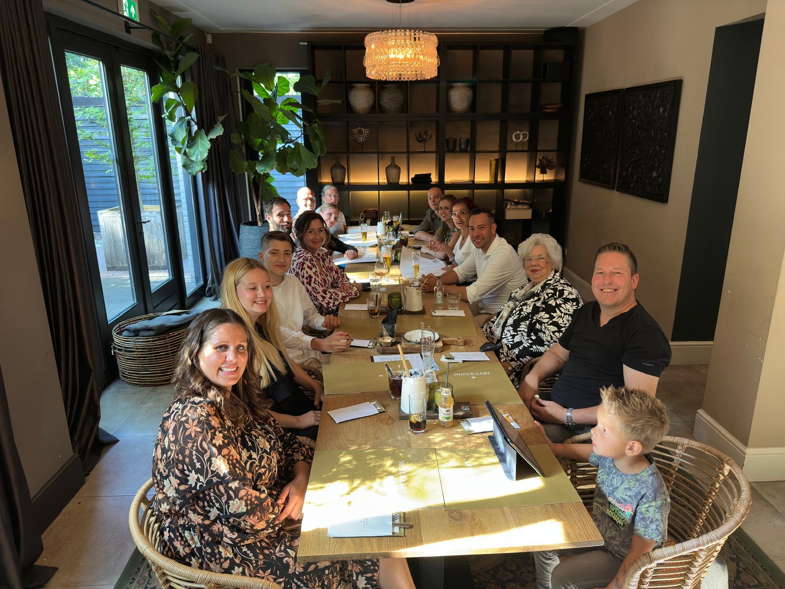 Familie en getuigen aan één lange tafel bij Pan en Zo in Herpen