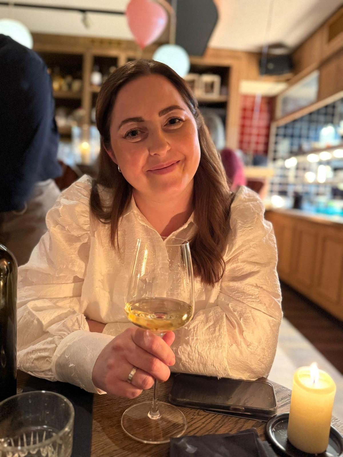 Eva tijdens Valentijn bij ’t Zwarte Schaap, met een glas witte wijn