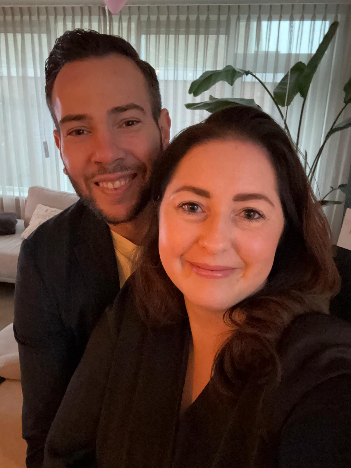 Sven en Eva samen thuis, feestelijk gekleed voor hun Valentijnsdiner